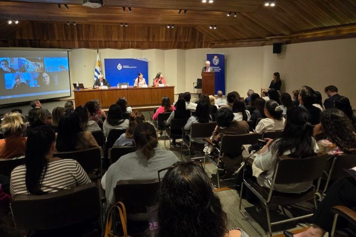 Público en el evento del Día Internacional de la Eliminación de la Violencia contra la Mujer Público presente en el evento Día Internacional de la Eliminación de la Violencia contra la Mujer