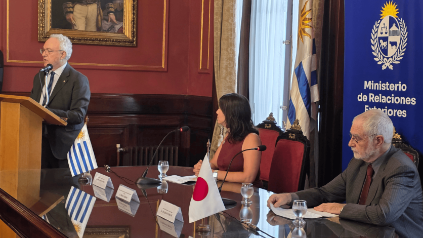 Ministro de Relaciones Exteriores, Mario Lubetkin dando su oratoria en evento OSAKA