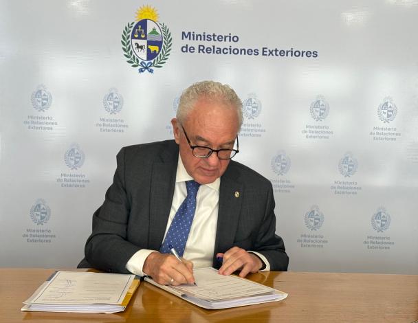 El canciller Lubetkin firmó un acuerdo MERCOSUR que favorecerá el comercio con Chile