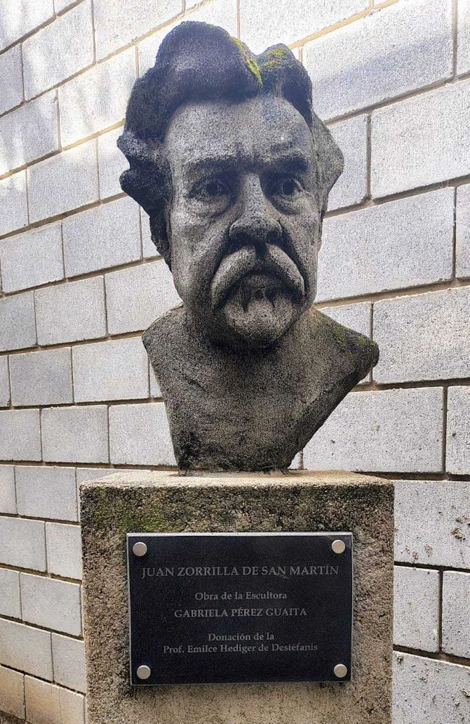 Foto del busto de Juan Zorrilla de San Martín, con una placa en su pedestal