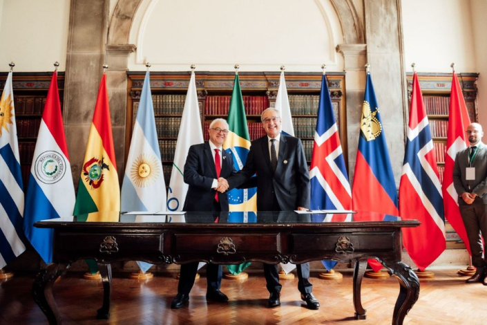 El canciller Lubetkin y el vicepresidente de Suiza, luego de la firma del tratado