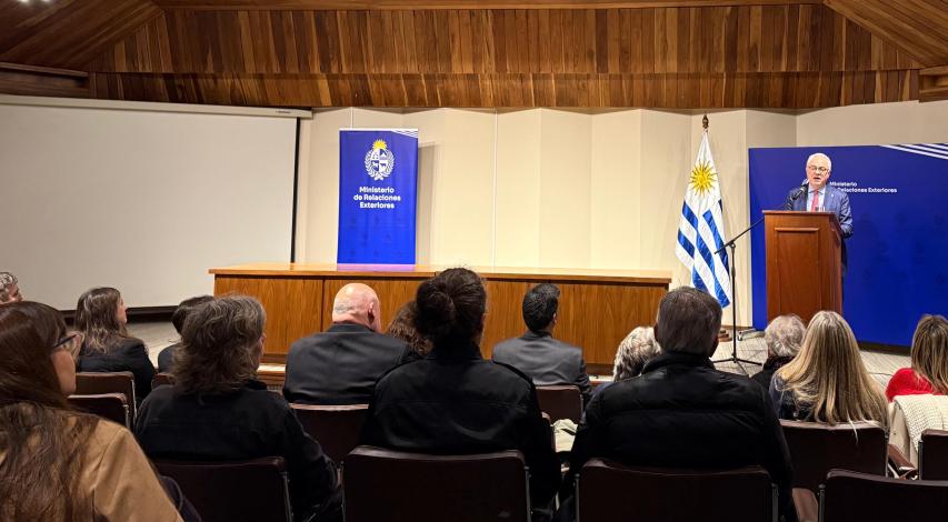El canciller Lubetkin hablando en el anfiteatro de la sede del Ministerio de Relaciones Exteriores