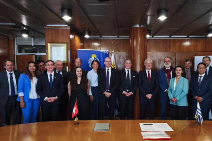 Foto familia delegación de Uruguay con delegación Suiza Delegaciones uruguaya y suiza