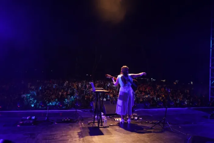 Melaní Luraschi frente al público en el escenario