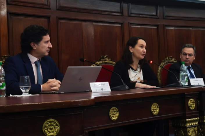 Vicecancller brindando oratoria en jornada académica en la UDELAR