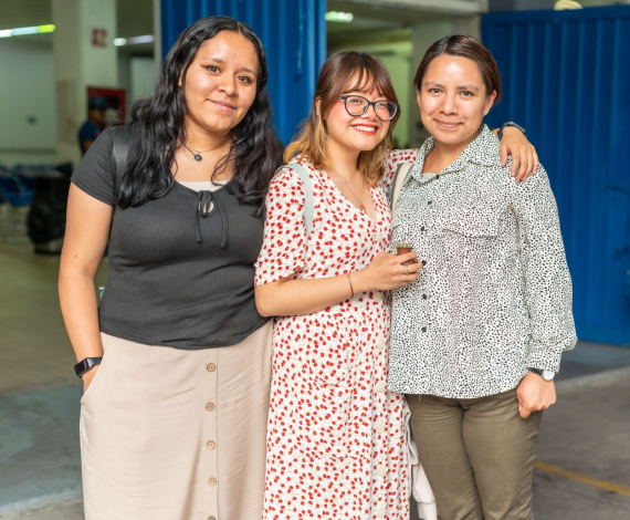 Mujeres abrazandose Mujeres posando para la foto