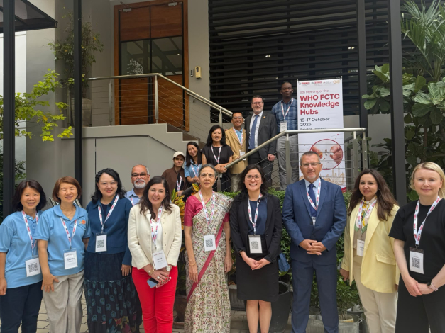Reunión de los Centros de Conocimiento del Convenio Marco para el Control del Tabaco (CMCT) Foto de grupo: Laura Llambí de pie, al lado de otras personas