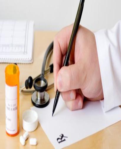 Imagen de una persona escribiendo una prescripción de medicamentos.