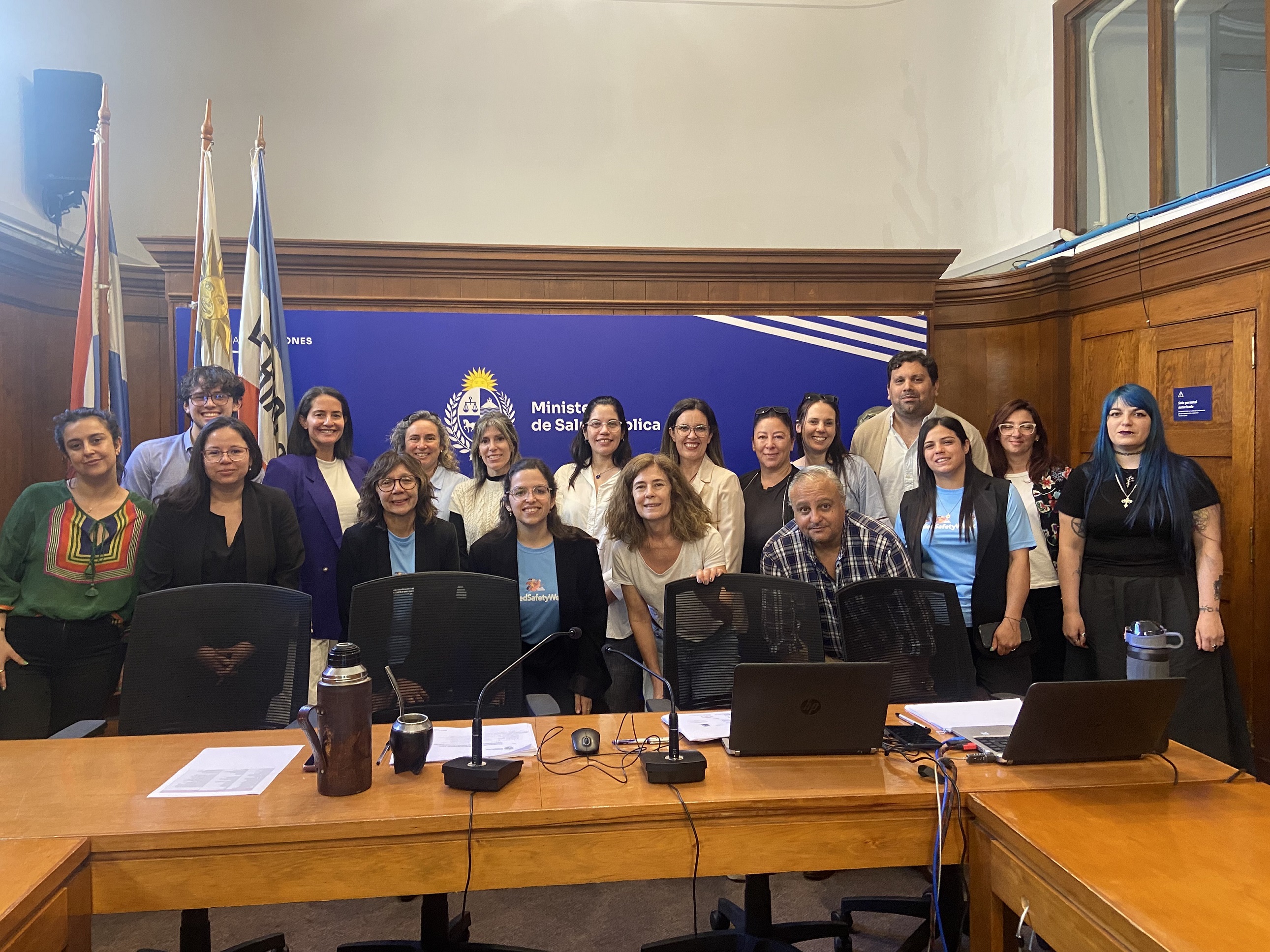 Foto grupal de representantes de Farmacias Comunitarias y Asociaciones vinculadas al tema, con fondo institucional