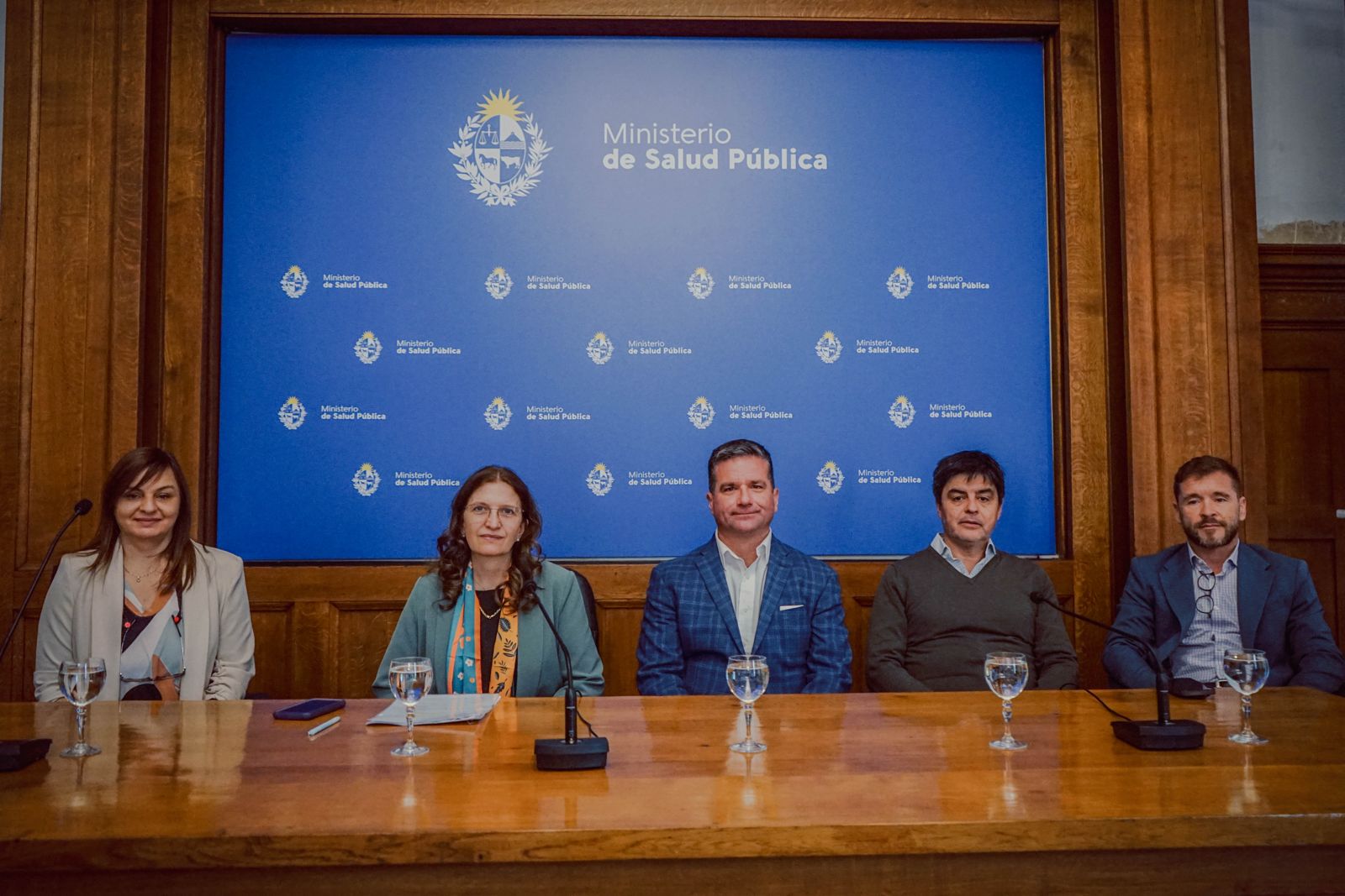 Mesa de autoridades en jornada de ACV