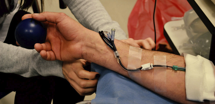 Imagen de una persona donando sangre