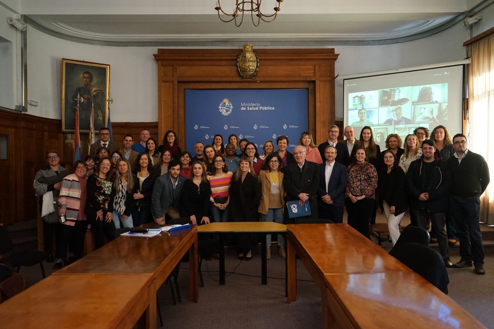 Grupo de personas en salón de actos