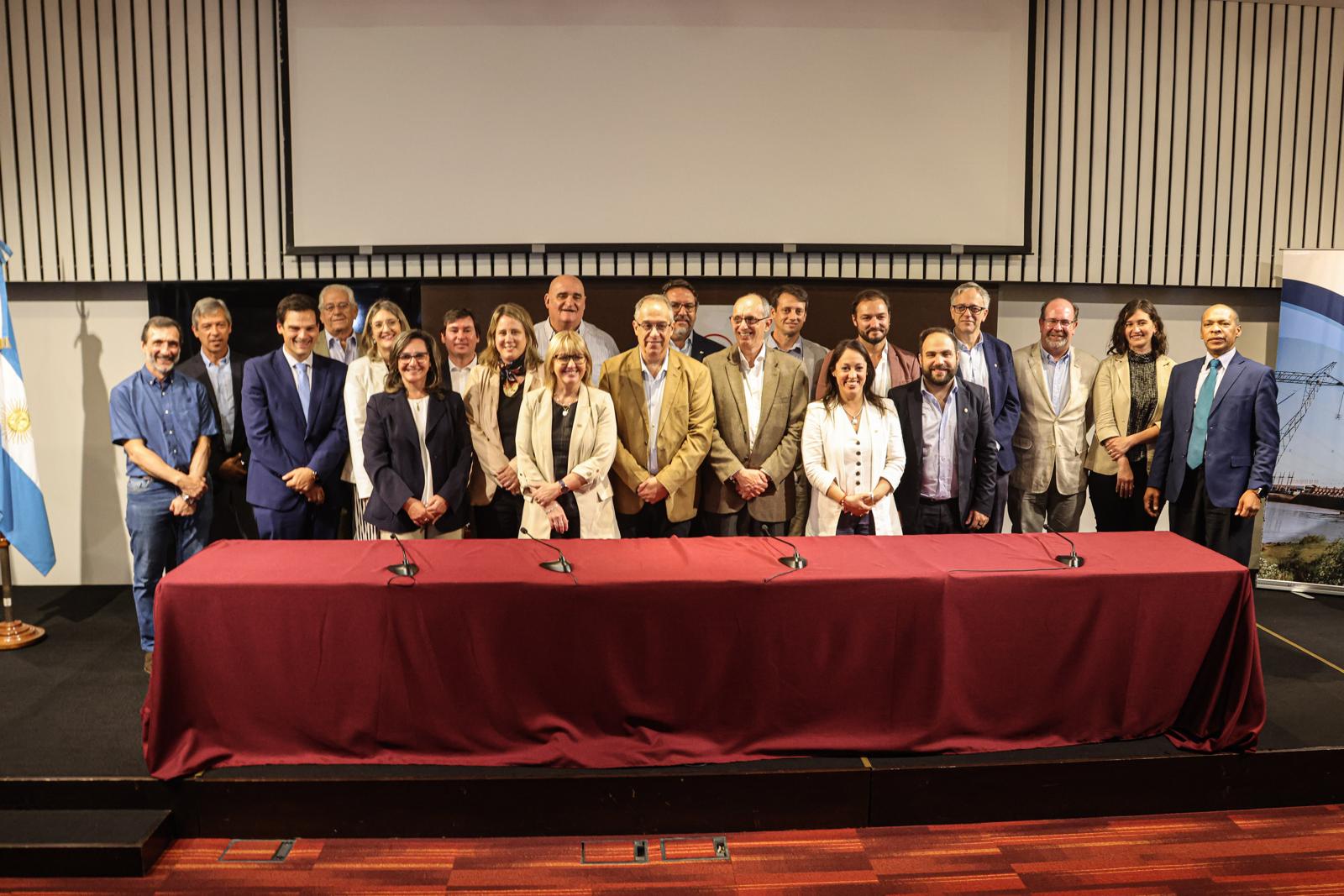 Autoridades de pie una al lado de la otra, detrás de una mesa larga