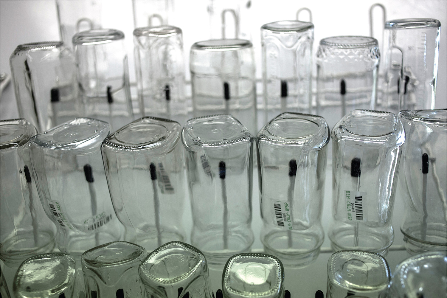 Frascos de vidrio dados vuelta en proceso de esterilización