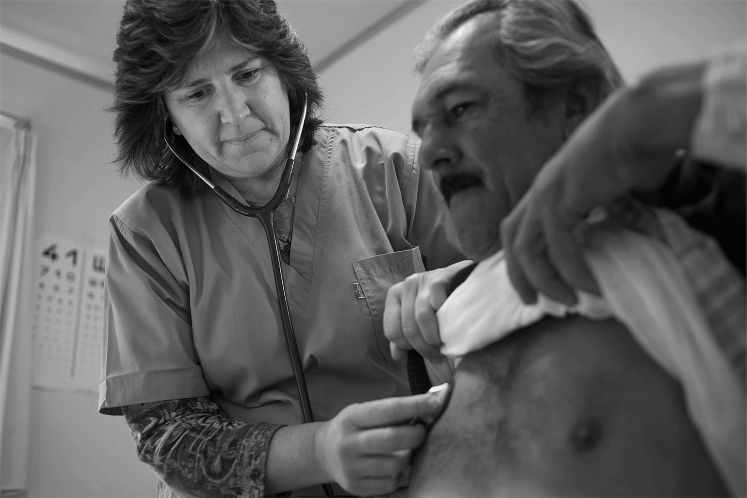 Doctora ausculta a un paciente