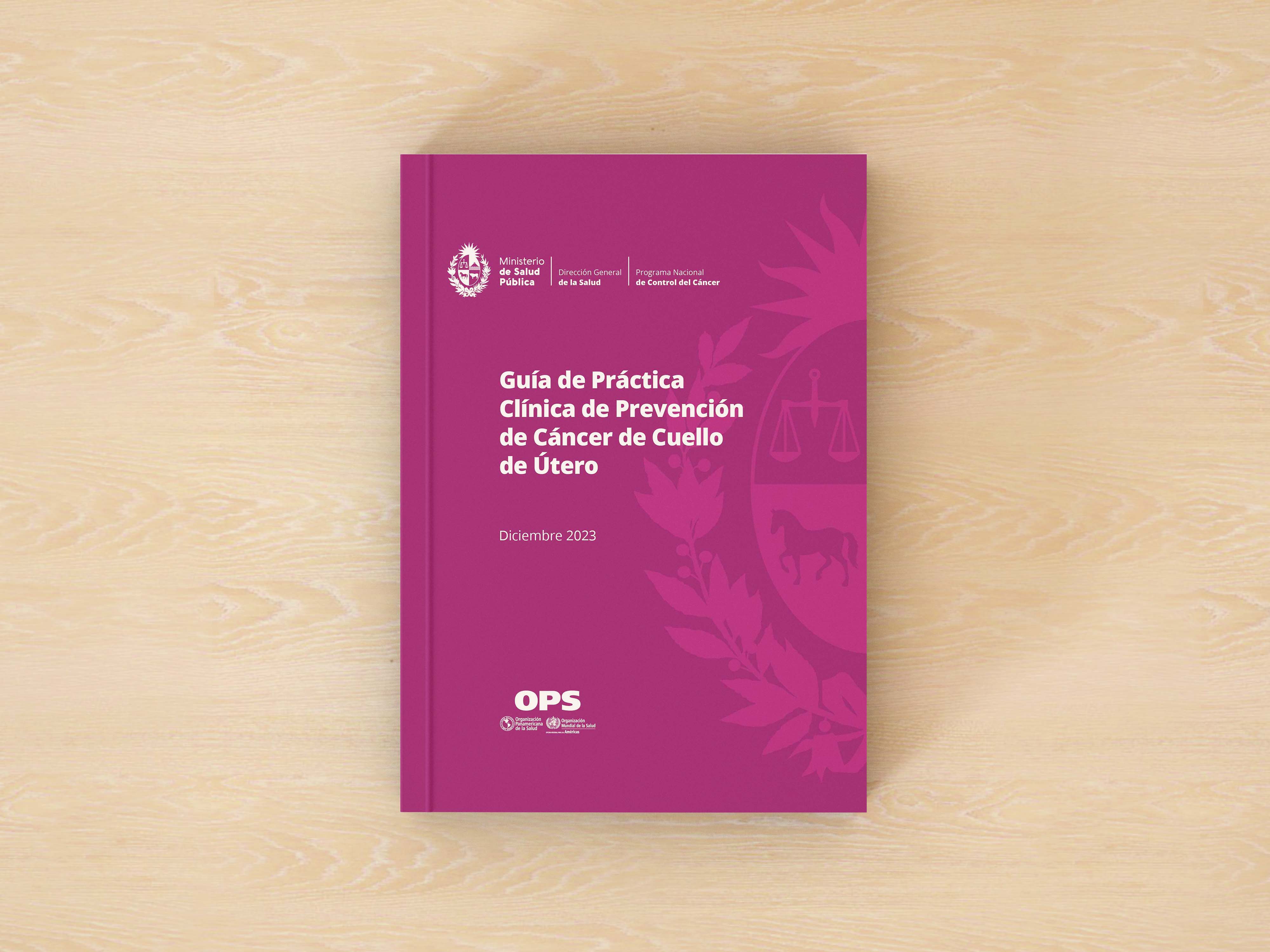 Guía de práctica clínica apoyada sobre la superficie de una mesa