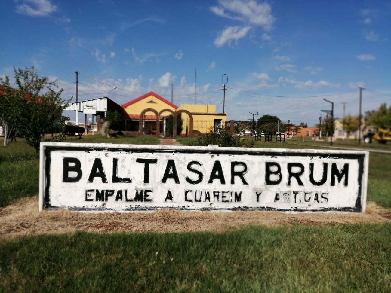Letrero de la entrada al pueblo Baltasar Brum