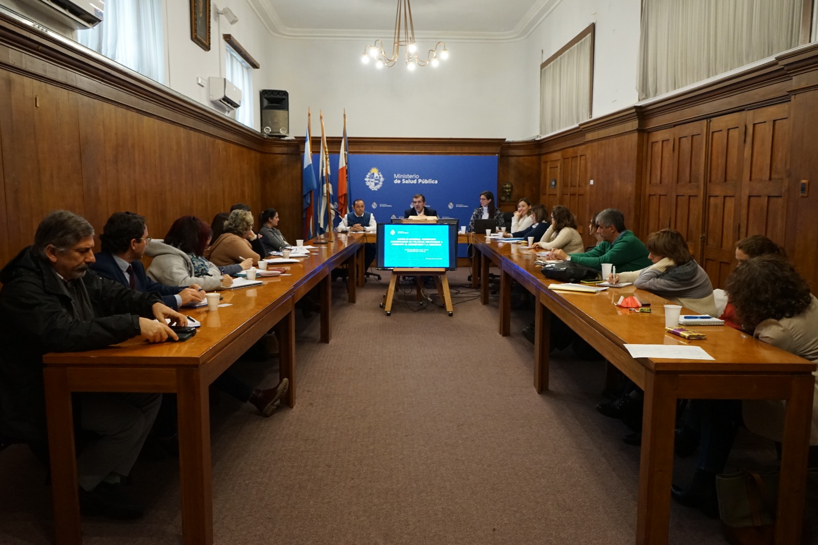 Grupo de personas en sala de sesiones