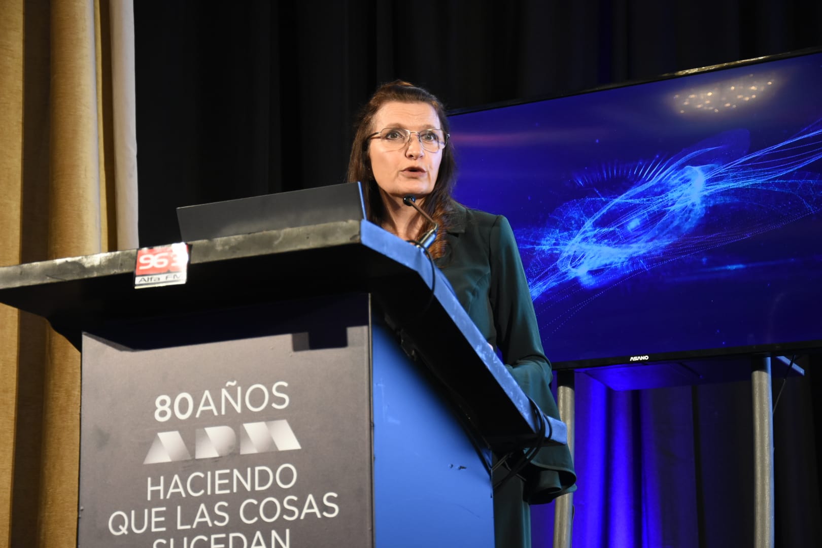 Ministra Karina Rando disertando en evento de ADM
