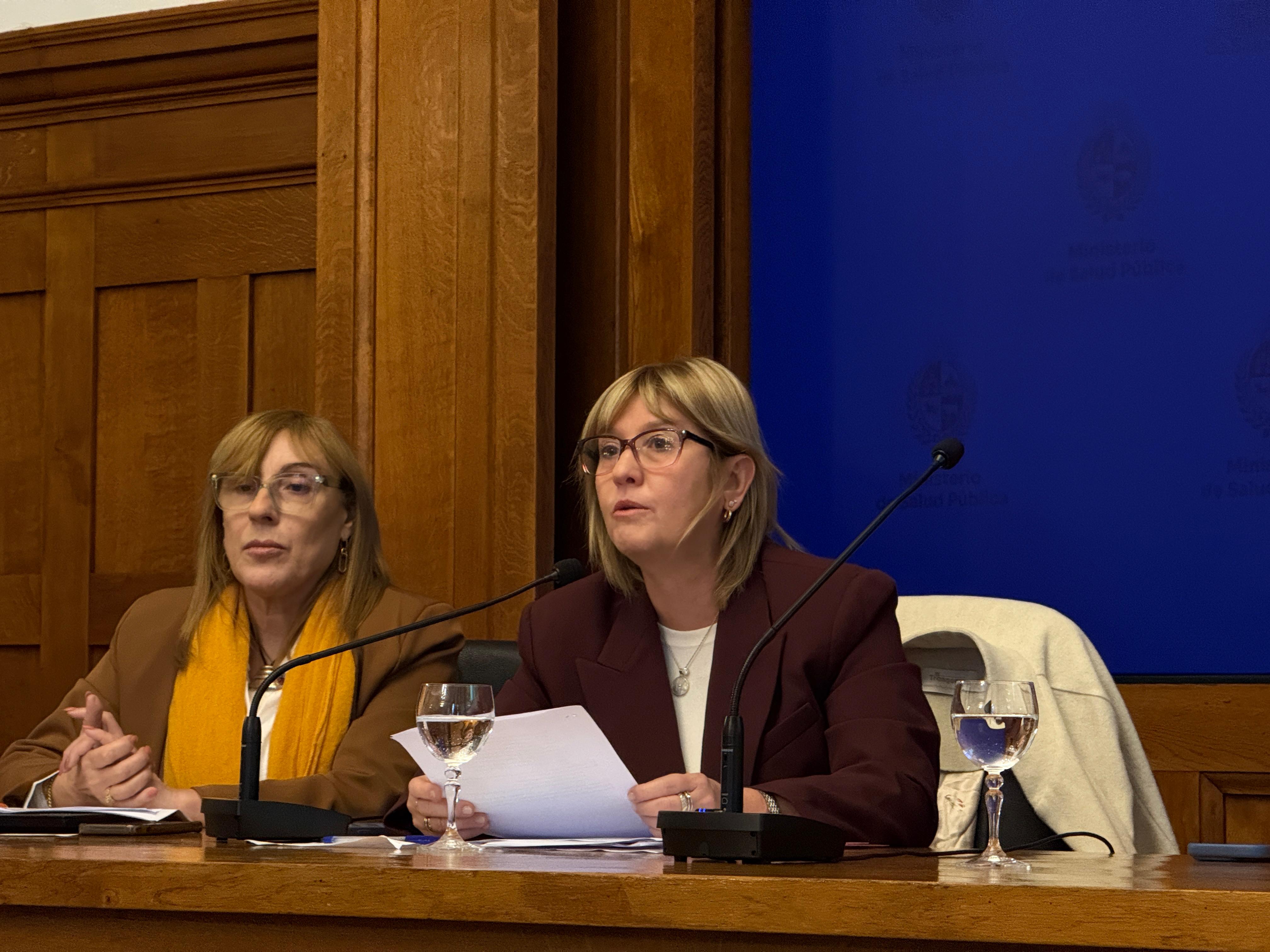 Ministra se dirige al auditorio, a su lado la Directora de Fiscalización