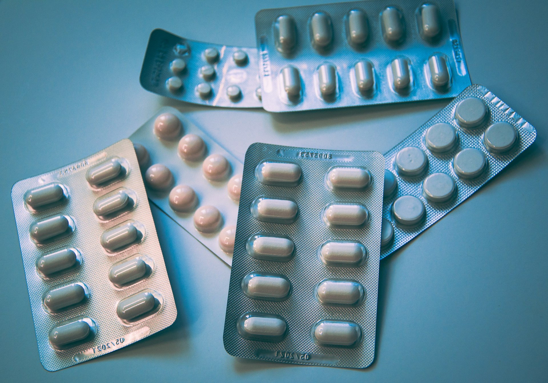 Blisters de medicamentos sobre una mesa