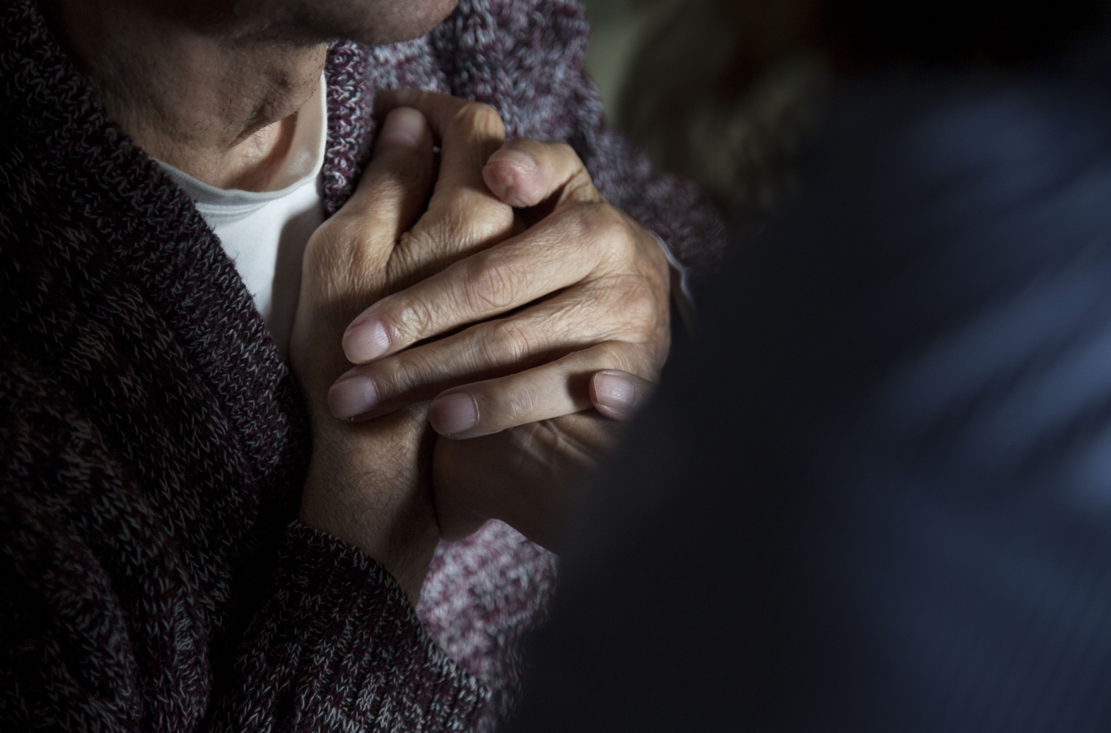 Apretón de manos entre paciente y médico