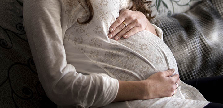 Embarazada acariciando la panza
