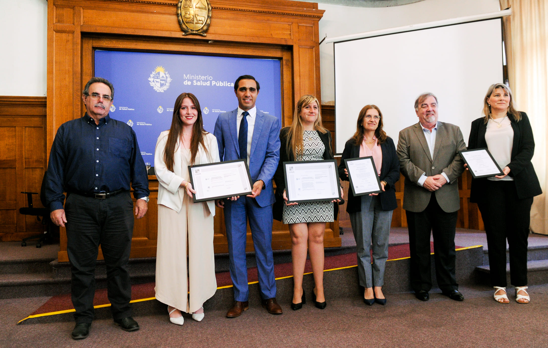 Foto de autoridades recibiendo certificación