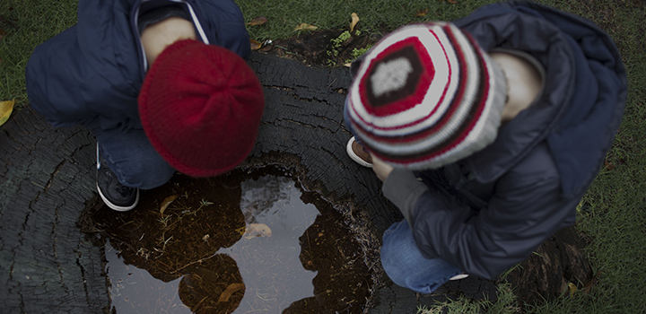Dos niños jugando al aire libre muy abrigados Dos niños jugando al aire libre muy abrigados