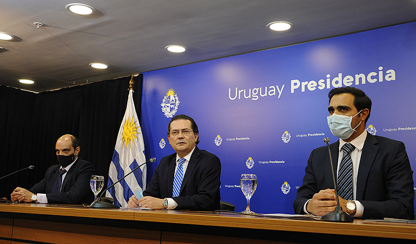 Imagen de autoridades en conferencia