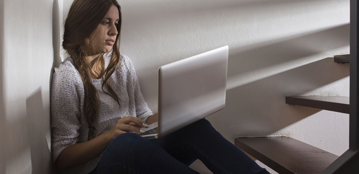 adolescente con una computadora adolescente con una computadora
