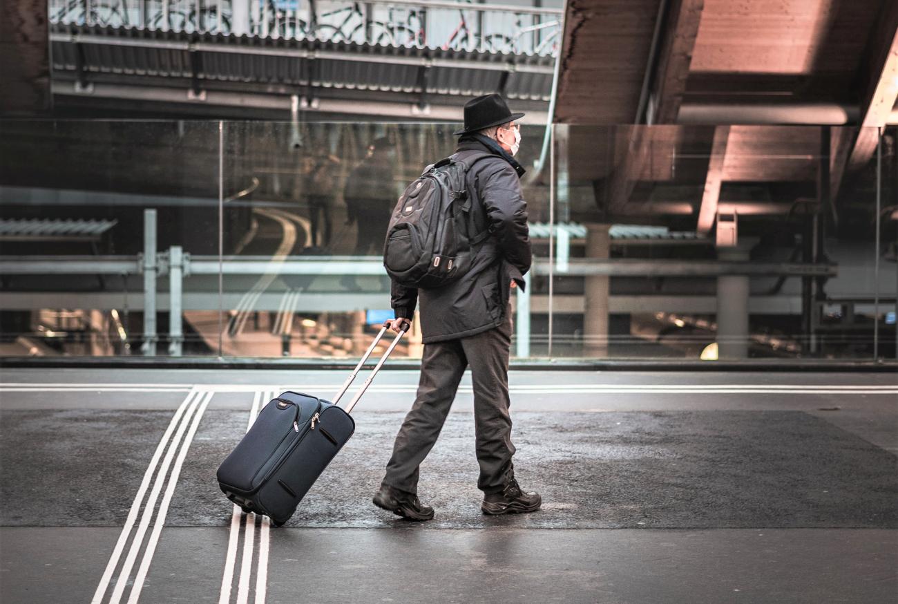 Imagen ilustrativa: persona con una valija llegando al país.