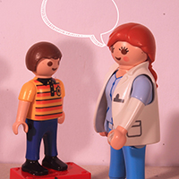 Odontóloga explicando procedimiento a niño paciente