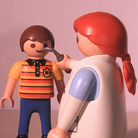 Odontóloga realizando procedimiento a niño paciente