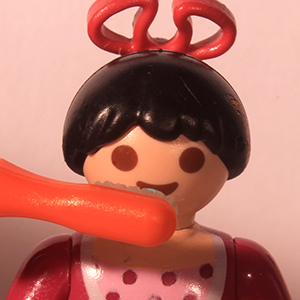 niña se lava los dientes