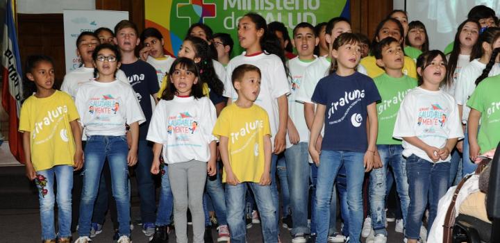 Niños del coro giro luna interpretando canción de la campaña Crecer Saludablemente Niños del coro Giro luna cantando en el MSP