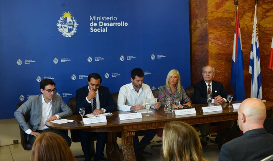 Vicepresidenta, autoridades de Mides, MSP y UNFPA sentados a la mesa en acto institucional