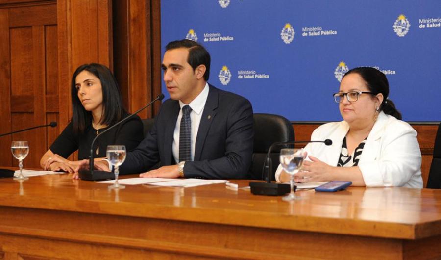 Satdjian da su discurso. A sus lados, Alfonso y Moreira, también sentadas en mesa de autoridades.