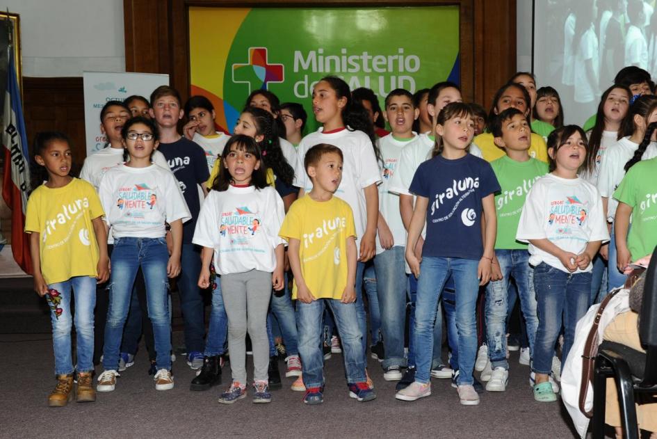 Niños del coro giro luna interpretando canción de la campaña Crecer Saludablemente Niños del coro Giro luna cantando en el MSP