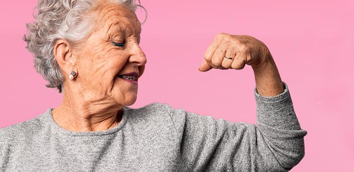 Mujer adulta mayor posando con brazo estendido