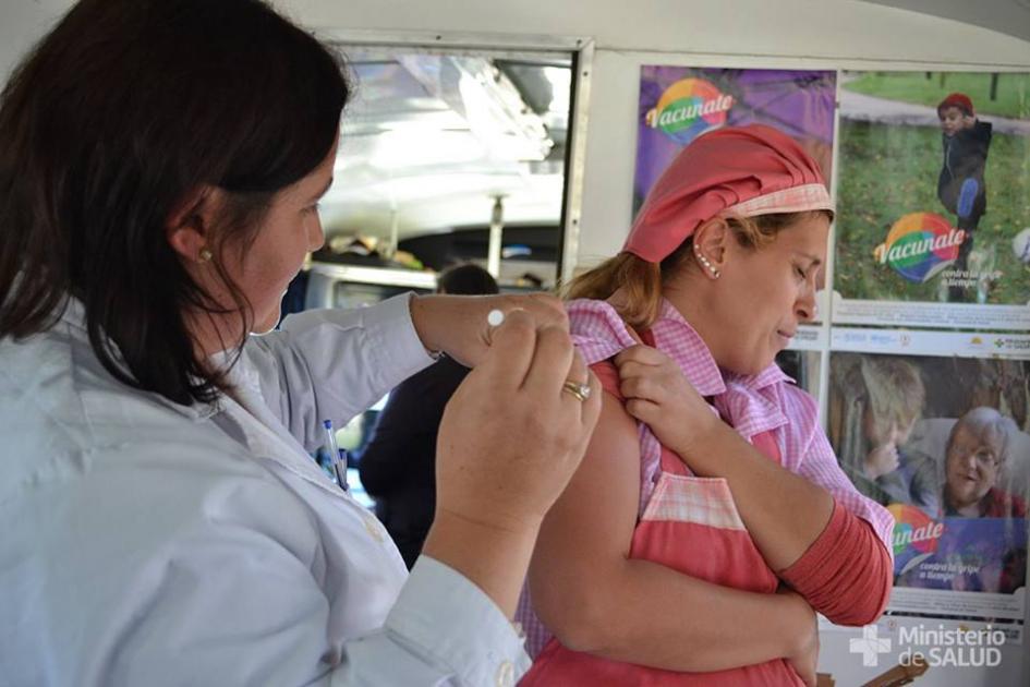 Mujer recibiendo vacuna