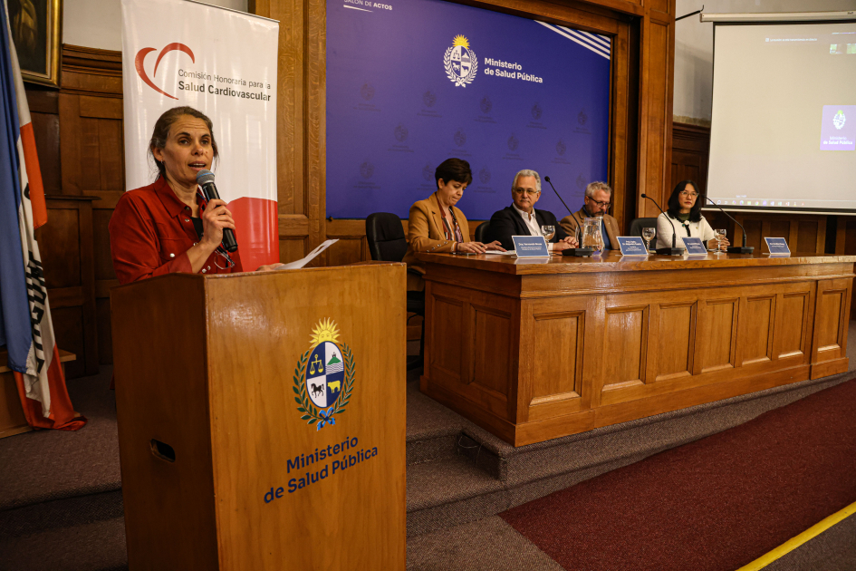 Semana del corazón. Salón de actos MSP. Presentadora y mesa