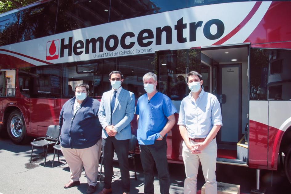 Autoridades frente al hemobus Autoridades frente al hemobus