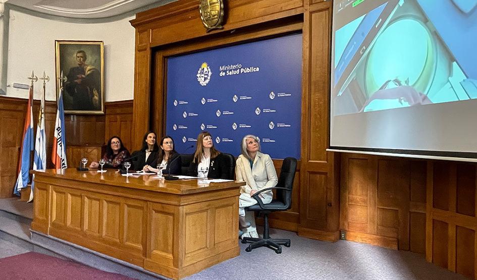 Día mundial contra la hepatitis Autoridades miran video proyectado en pantalla