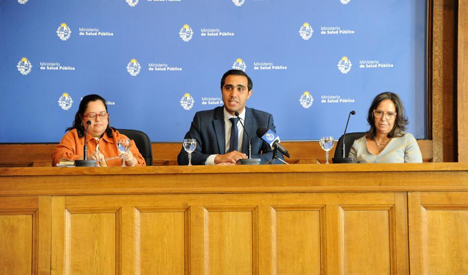 Autoridades en presentación de proyecto Autoridades del MSP y del proyecto sentados en mesa de autoridades, en evento. Satdjian habla