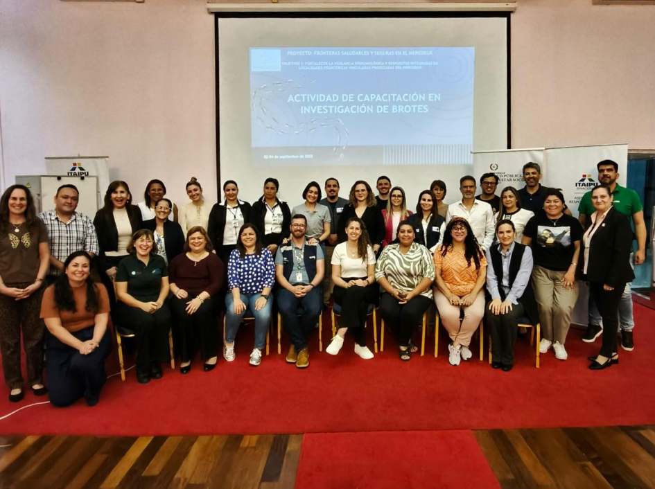 Foto grupal de participantes del evento, algunos sentados y otros de pie