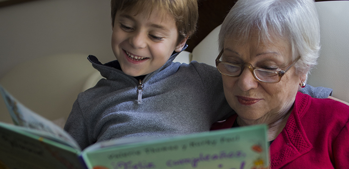 Recomendaciones para la persona mayor en estas fiestas Abuela y nieto