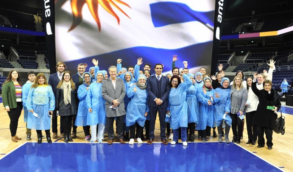 Autoridades y vacunadores en Antel Arena