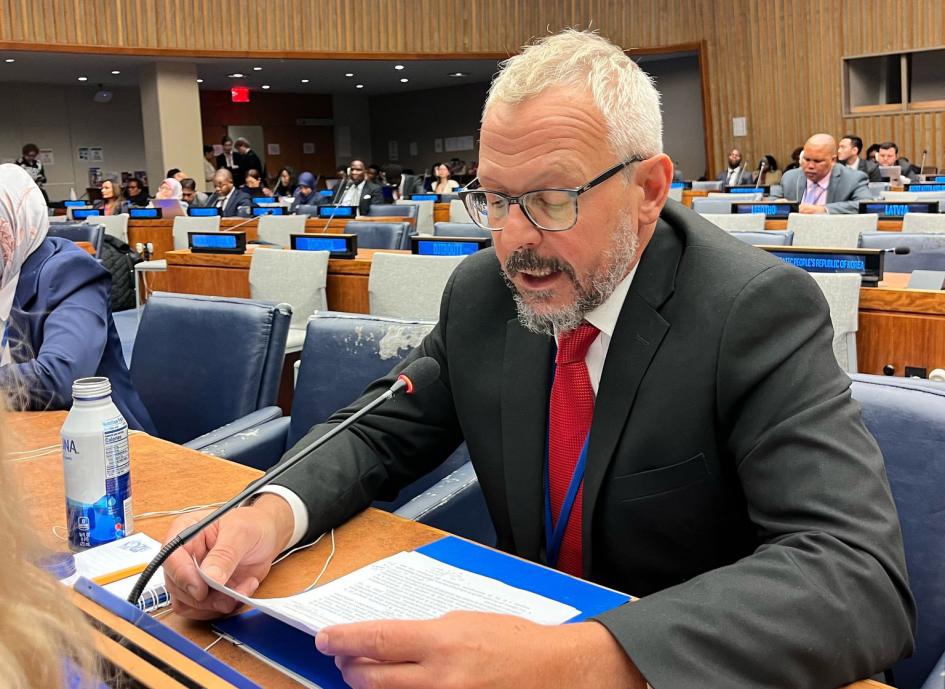 Subsecretario Leonel Briozzo en la Comisión de Población y Desarrollo de Naciones Unidas Subsecretario lee discurso al micrófono, en sala de la ONU. Al fondo participantes de otros países