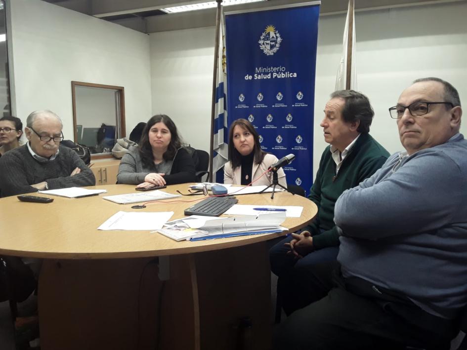 Capacitación para una adecuada atención a personas con TEA Expositores al rededor de la mesa